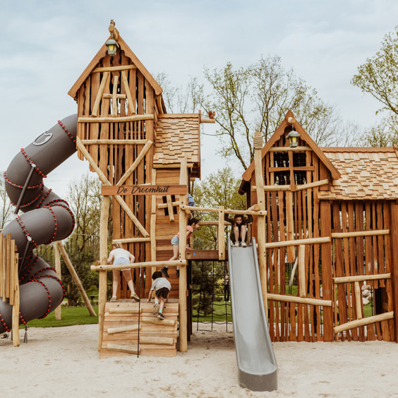 Kinder beim Klettern und Toben auf dem Außenspielplatz