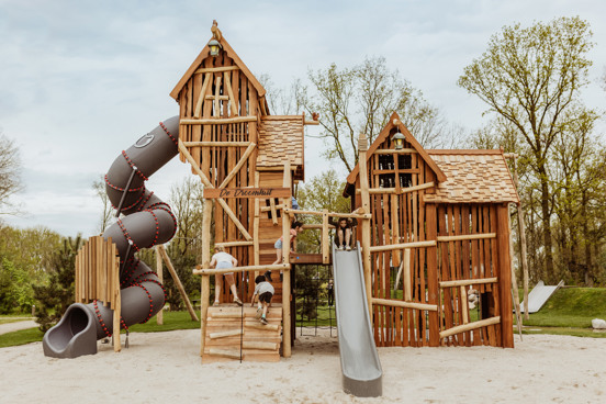 Kinderen aan het klimmen en klauteren op de buitenspeelplaats
