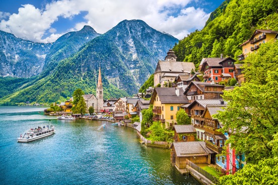 Schilderachtig dorpje Hallstatt aan de Hallstättersee in Opper-Oostenrijk