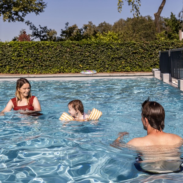 Plezier in het zwembad op een vakantiepark