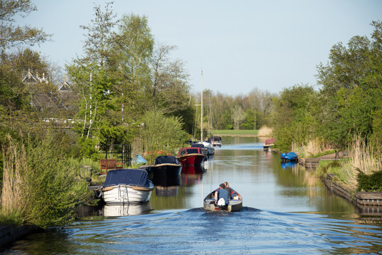 Waterrijke omgeving vanaf een vakantiepark in Friesland