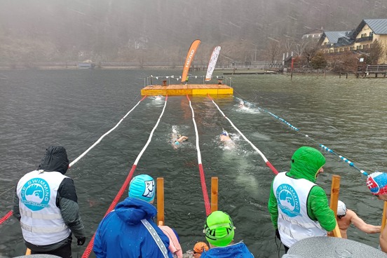 Bezoek het ijszwemevenement in de Hallstättersee
