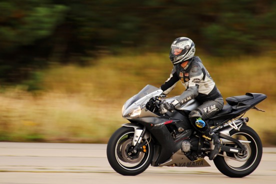 Disfruta de innumerables curvas y desniveles en moto durante tus vacaciones activas en la región de Eifel