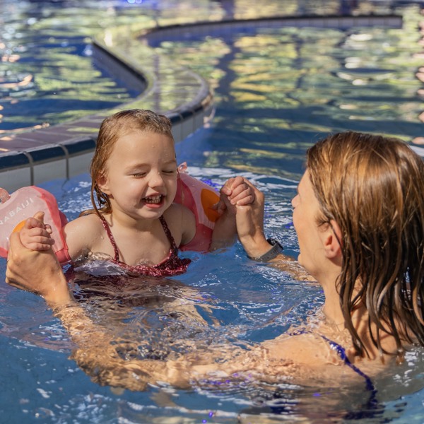 Moeder en dochter op vakantiepark met binnenzwembad