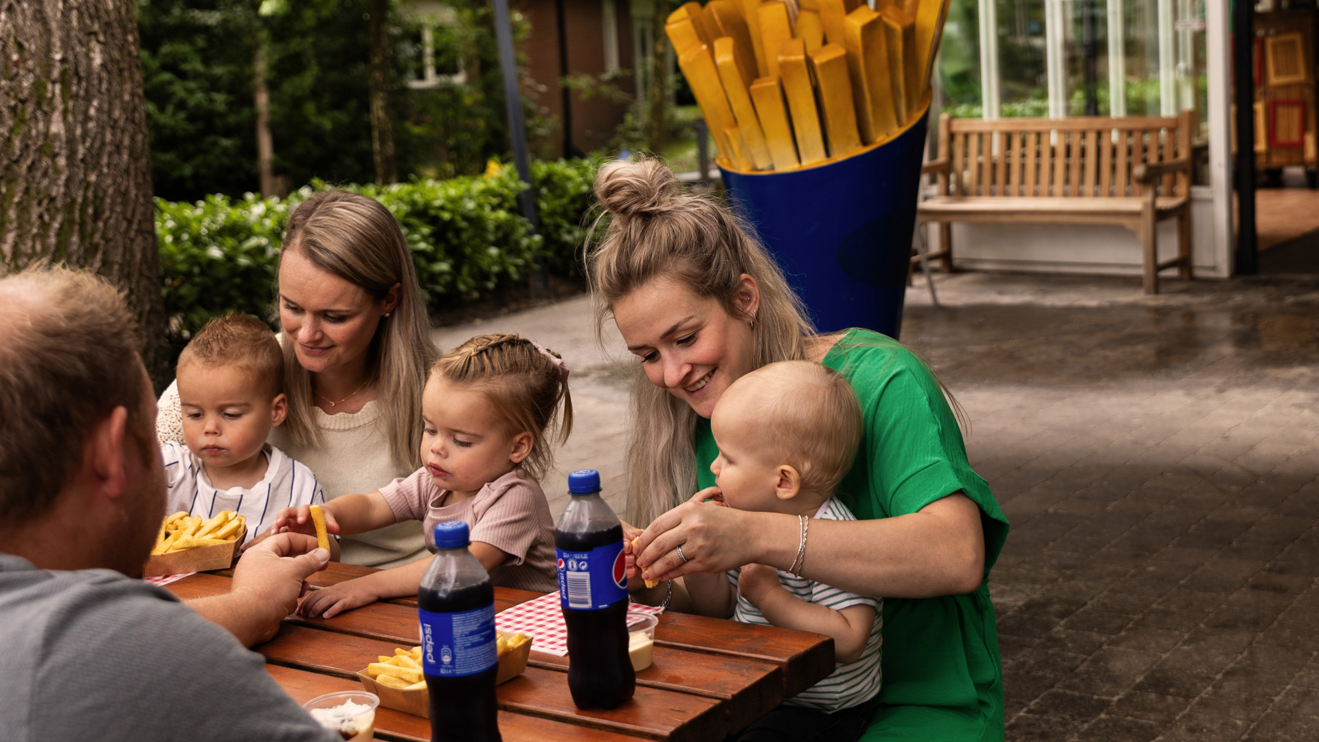 Snacken bij de snackbar