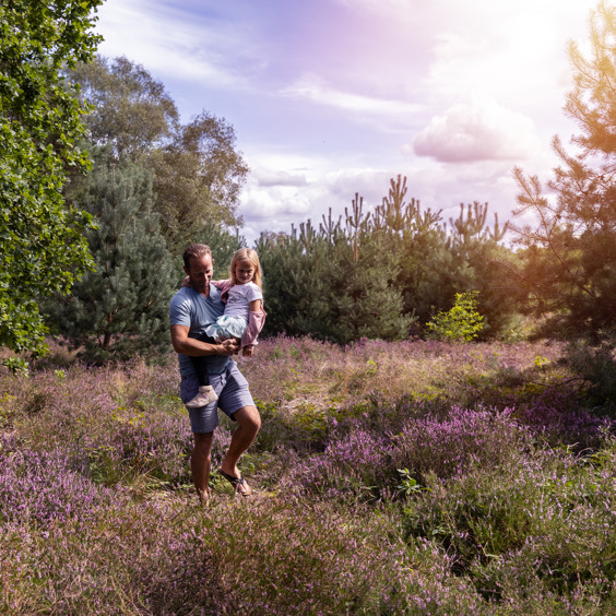 Vader en dochter de Veluwe aan het ontdekken