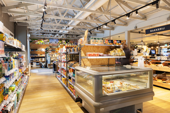 Alledaagse boodschappen en souvenirs bij de minimarkt