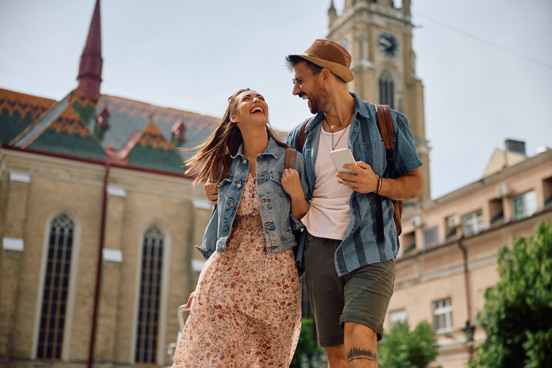 Pareja en una escapada urbana por San Valentín