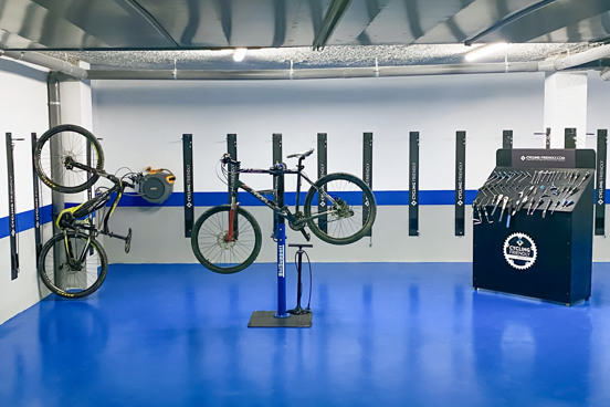 Range-vélo sécurisé et station d’entretien