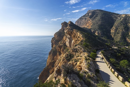 Bewonder prachtige bezienswaardigheden tijdens het wandelen aan de Costa Blanca
