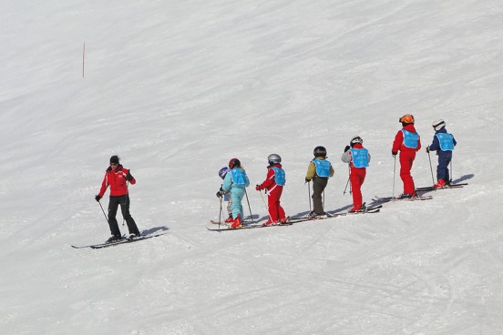Apprenez à skier en prenant des cours de ski pendant vos vacances de sports d'hiver à Obertraun