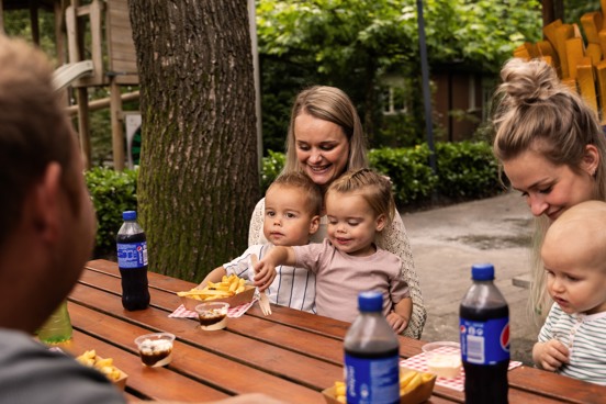Kinderen genieten van friet op een kinderfeestje in Putten