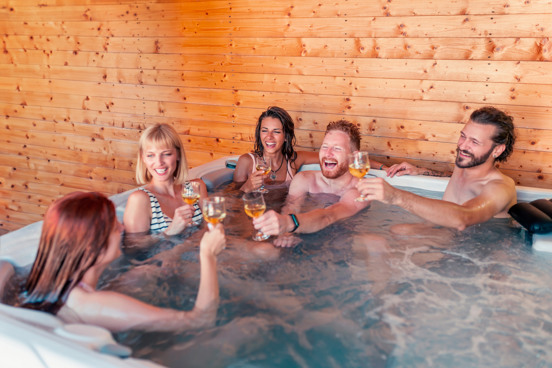 Met vrienden in een huisje in Nederland met buitenbubbelbad