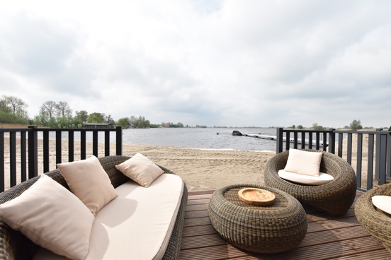 Sonnenbaden und Schwimmen am Erholungsstrand