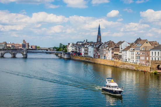 Bezoek Maastricht tijdens je vakantie en beleef een ontspannen boottocht over de Maas