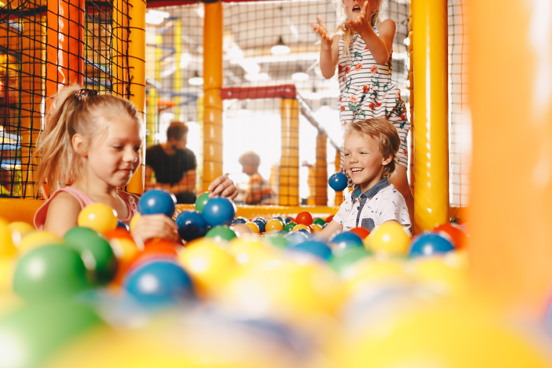 Kinderen aan het spelen bij de Mio Kids Club