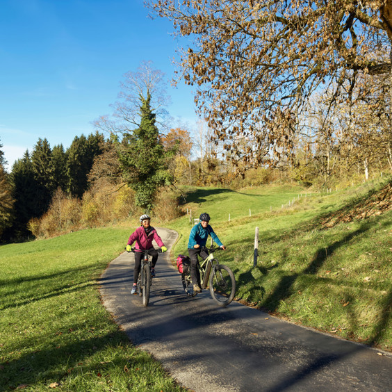 Koppel aan het fietsen op een mooie wandelroute tijdens Valentijnsdag