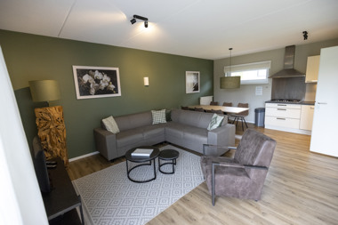 Dormio_Resort_Eifeler_Tor_Villa_Rursee_Livingroom_Dining_area_Kitchen_003.jpg