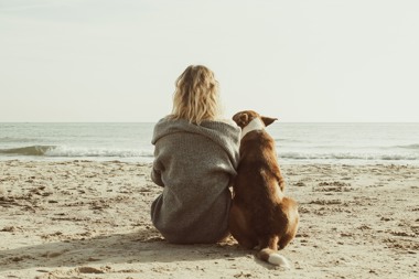 Dormio_Resort_Nieuwvliet-Bad_Activities_Girl_and_Dog_at_Beach_001.jpg