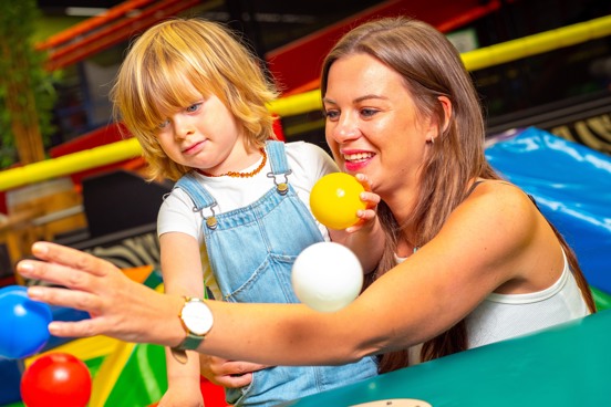 Zorgeloos spelen in de indoor speelparadijzen