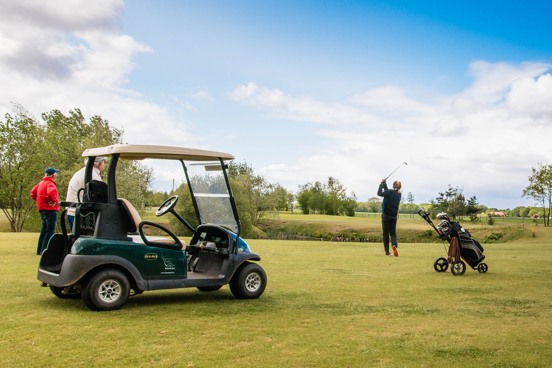 Een uitdagende golfbaan tegenover het park