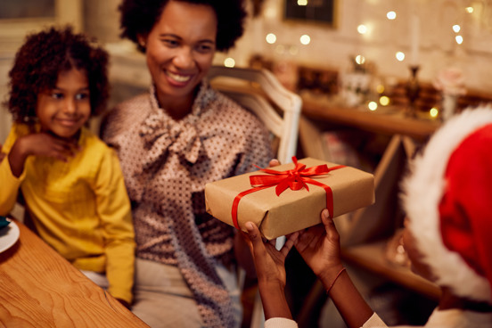 Groep mensen die de feestdagen aan het vieren zijn bij Summio Parcs tijdens de vakantie in december