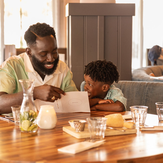 Gezin uiteten bij een restaurant op het vakantiepark