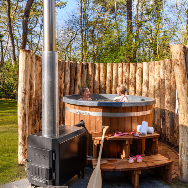 Moeder en dochter aan het ontspannen in de privé wellness