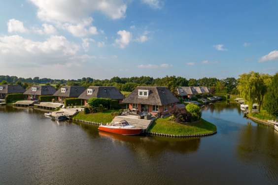 Bungalowsmet eigen aanlegsteiger