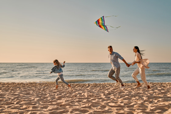 Familie onbezorgd aan het genieten tijdens het pinksterweekend