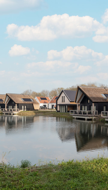 Übernachten Sie in einem Ferienhaus
mit einer großzügigen Außenterrasse über dem See