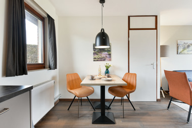 Summio_Vakantiepark_Reevallis_Bungalow_2B_Eetgedeelte_001.jpg