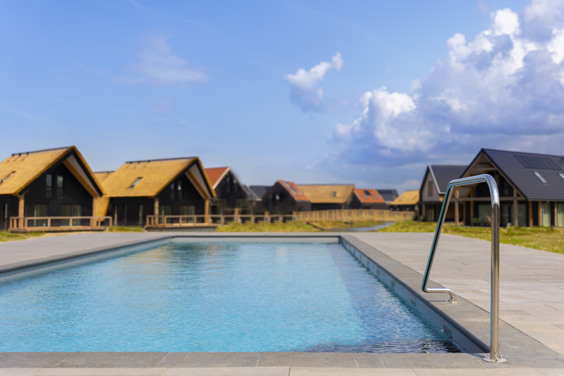 Buitenzwembad in Zeeland tijdens de zomervakantie