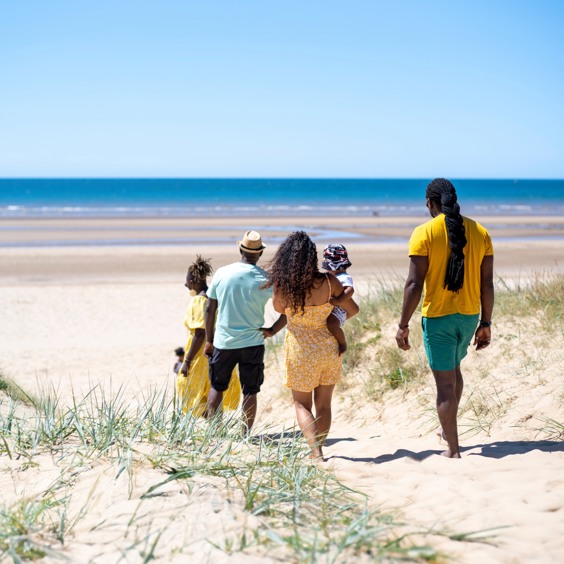 Familie aan het genieten van een weekendje weg aan zee