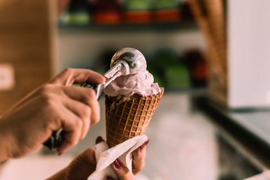 Savourer une onctueuse glace à l’italienne