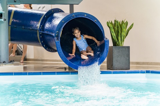 Neem een duik in het overdekte zwembad op ons resort tijdens je vakantie in Maastricht