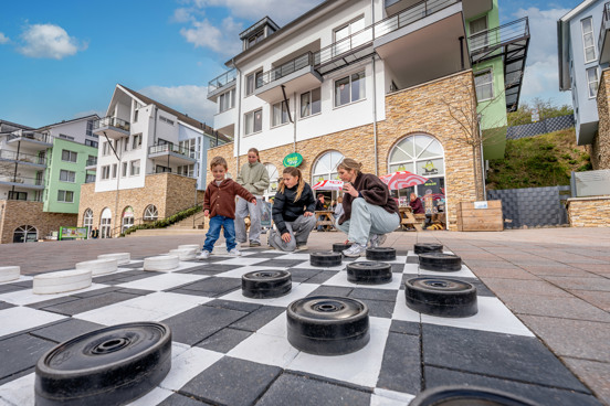 Gezellig dammen, schaken of jeu de boules spelen aan de promenade