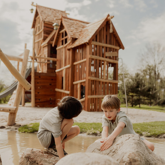 Kinderen in de speeltuin tijdens een fijn verblijf