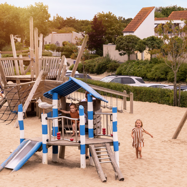 Kinder vergnügen sich auf dem Spielplatz im Summio Parc Port Greve