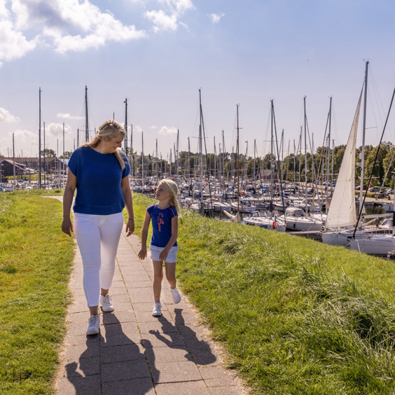 Moeder en dochter Brouwershaven aan het verkennen