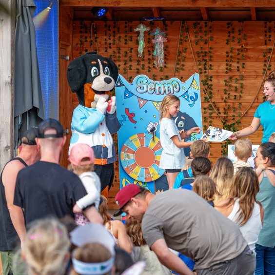 Entertainment show with the mascot Senno and an entertainer on the stage of holiday park Summio Parc Aquadelta