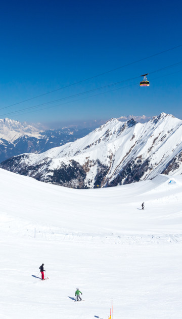 Erleben Sie Skifahren in Obertraun vor der beeindruckenden Kulisse des Dachsteins