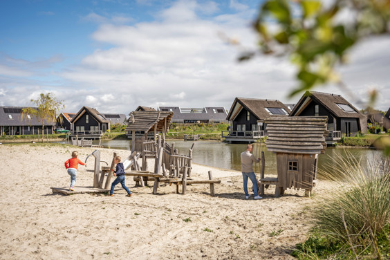 Sandburgen bauen oder ein Sonnenbad am Spielstrand nehmen