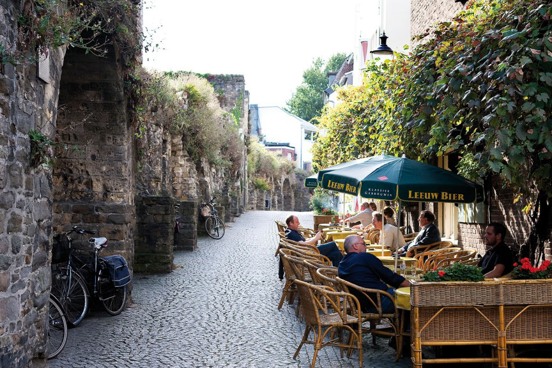 Bezoek één van de vele terrassen in Maastricht tijdens je verblijf in ons hotel in Zuid-Limburg