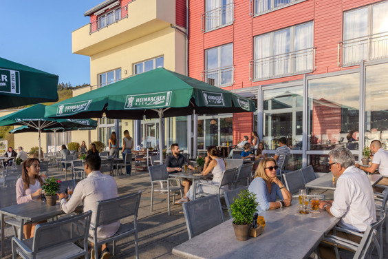 Restaurant right on the Lake Rursee