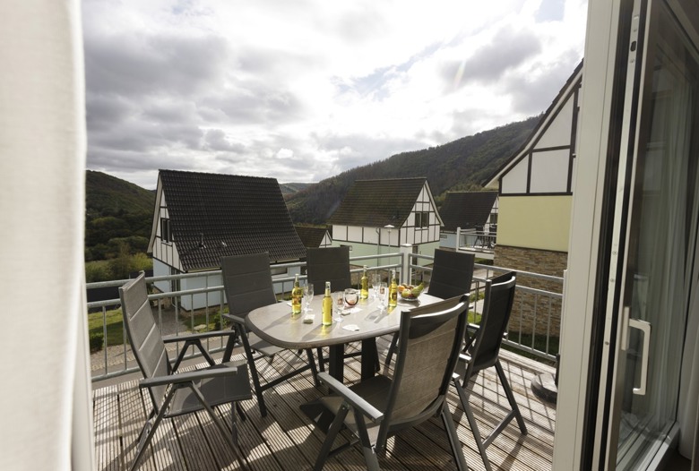Dormio_Resort_Eifeler_Tor_Villa_Urftsee_Balcony_Heimbacher_beer_001.jpg