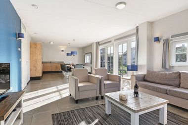Dormio_Strand_Resort_Nieuwvliet-Bad_Menton_Luxe_Living_Room_002.jpg