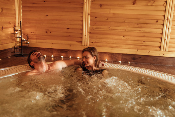 Pareja en un jacuzzi el día de San Valentín