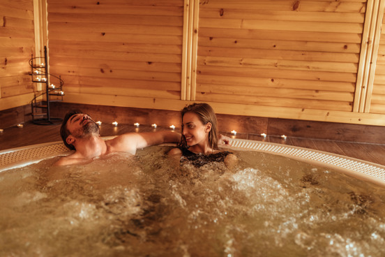 Koppel aan het genieten van luxe en comfort tijdens het verblijf