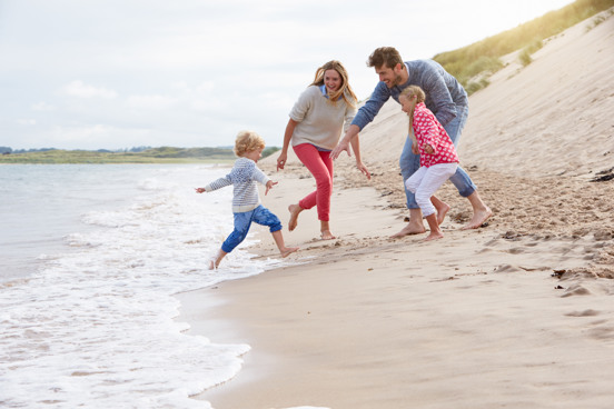 Wandeling langs het strand met het gezin